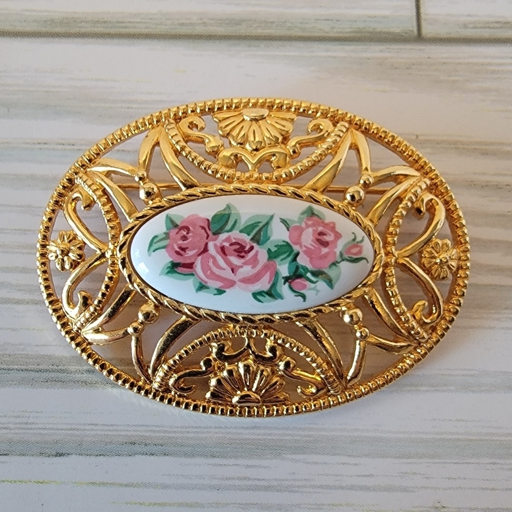Vintage 1995 Avon Pastel Lace Porcelain Rose Brooch Gold Tone 2”
